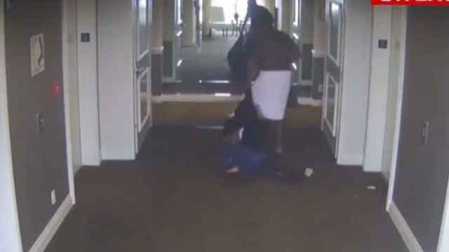 Fotograma del vídeo publicado por CNN en el que Diddy Combs golpea a su exnovia Cassie.