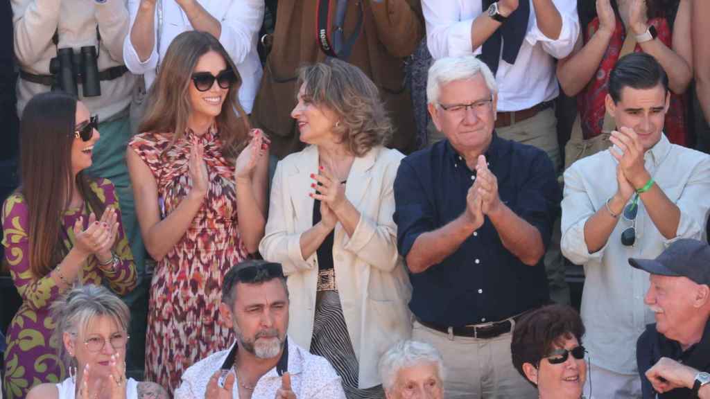 Ana Soria junto a sus padres y hermanos mientras veían torear a Enrique Ponce.