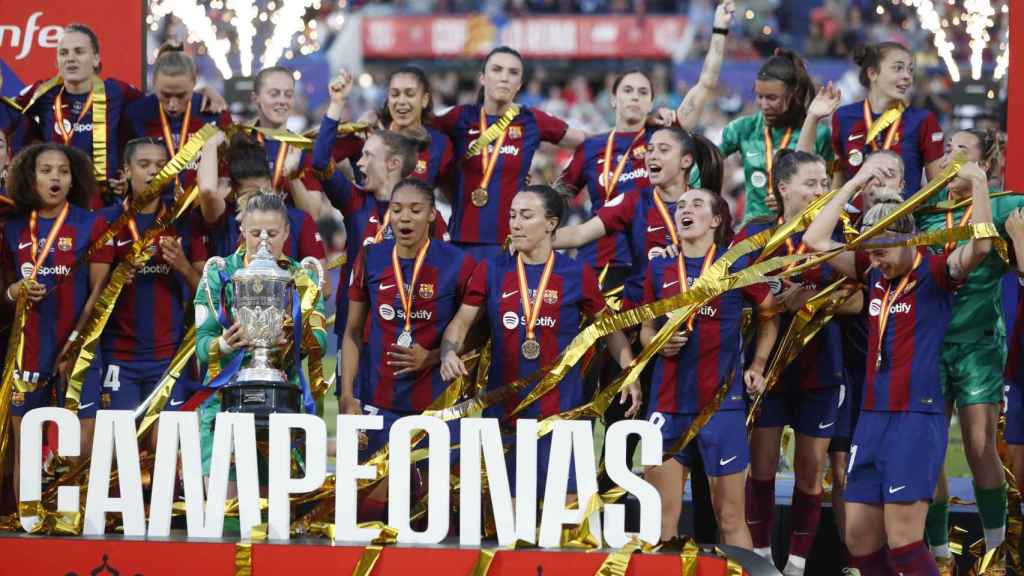 Las jugadoras del Barça levantan el trofeo de la Copa de la Reina.