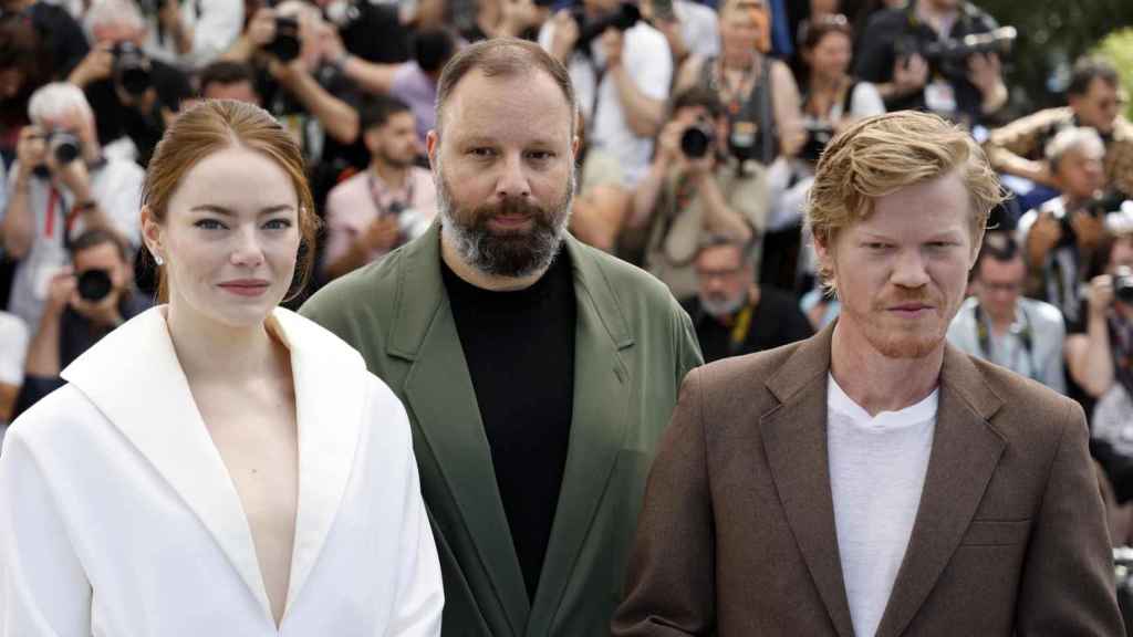 Emma Stone, Yorgos Lanthimos y Jesse Plemmos, en Cannes. Foto: EFE/EPA/SEBASTIEN NOGIER