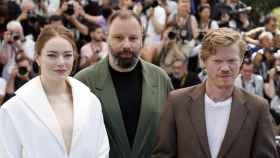 Emma Stone, Yorgos Lanthimos y Jesse Plemmos, en Cannes. Foto: EFE/EPA/SEBASTIEN NOGIER