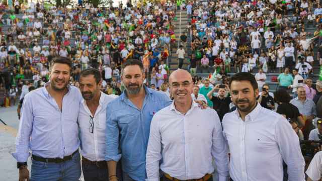 El presidente nacional de Vox, Santiago Abascal, y el candidato a las elecciones europeas Jorge Burxadé.
