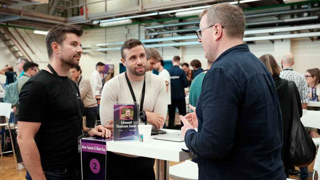 De frente, Bogdan Ochiana, fundador de Orbotix, y Gregory Letare, CEO y fundador, durante una de las reuniones mantenidas en DeepTech Momentum 2024..