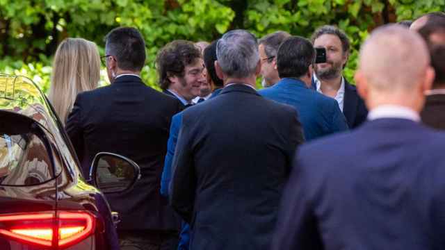 El presidente de Argentina, Javier Milei, se reúne con directivos de empresas españolas en la residencia del embajador argentino.