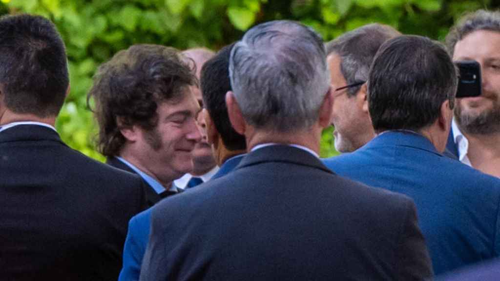 El presidente de Argentina, Javier Milei, se reúne con directivos de empresas españolas en la embajada de Argentina.