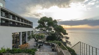 El espectacular parador sobre un acantilado: vistas al mar y una colección con valiosas obras de arte de Dalí o Miró