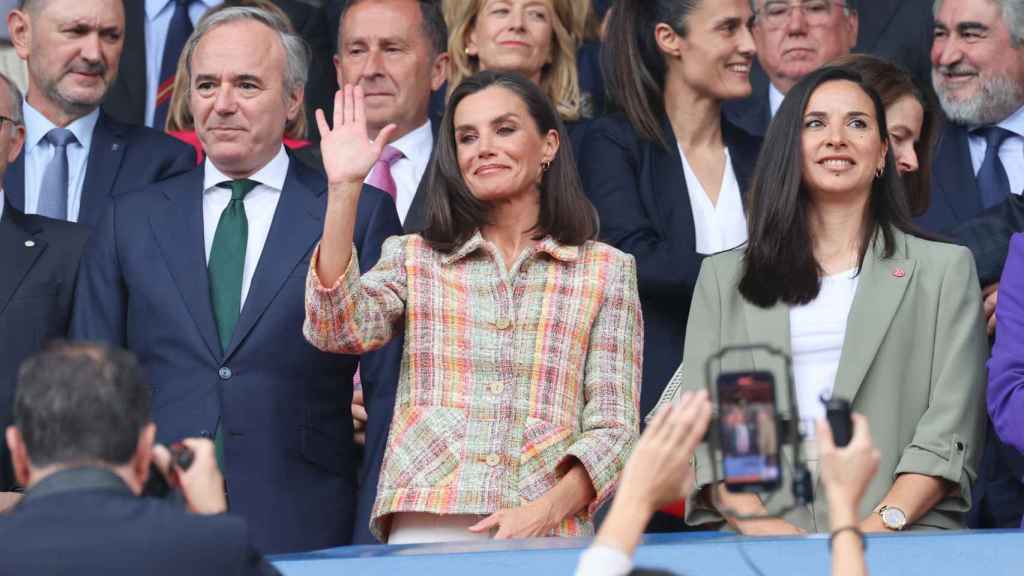 Letizia saluda desde el palco de autoridades antes de que se produjera el abucheo.