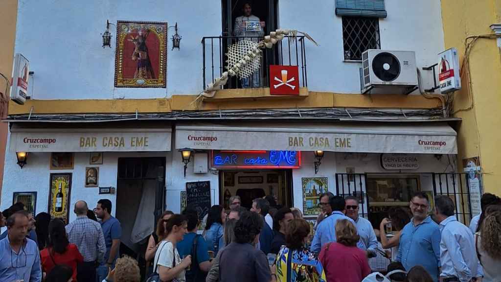 El público, congregado en la terraza de Casa Eme para escuchar el pregón de Martín Luna.