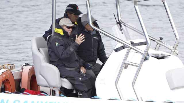 El rey Juan Carlos y Pedro Campos navegando, a 17 de mayo de 2024, en Sanxenxo.