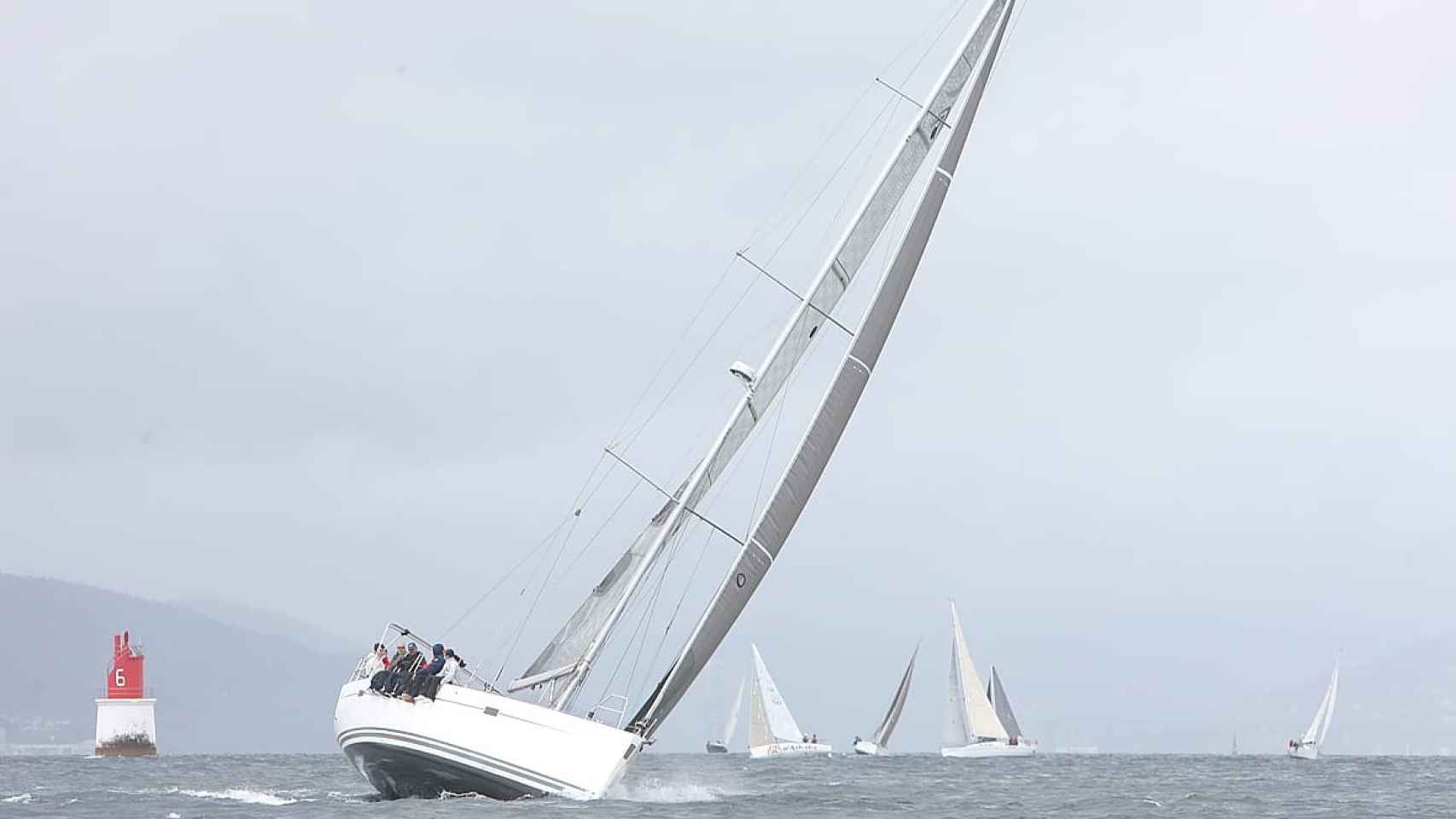 Regata Volta ás Cíes en la ría de Vigo.