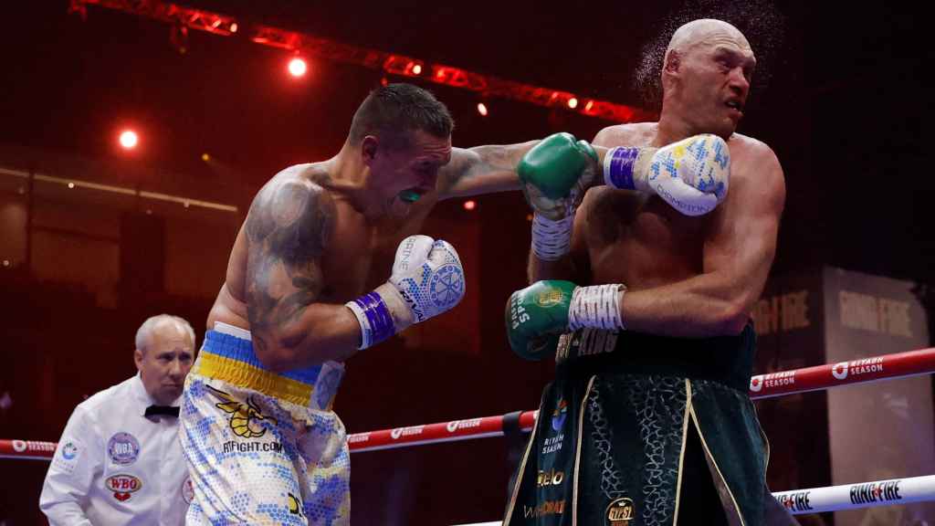 Oleksandr Usyk golpea a Tyson Fury.