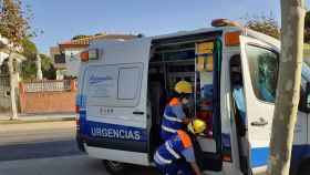 Imagen de archivo de dos sanitarios durante una atención de una ambulancia.