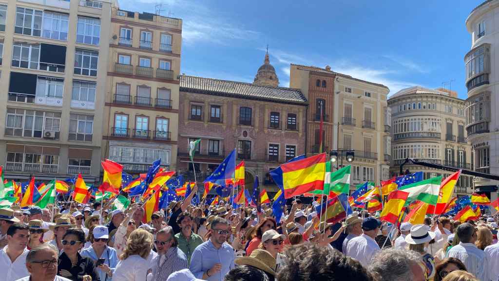 El público alzando las banderas en el acto del PP en Málaga.