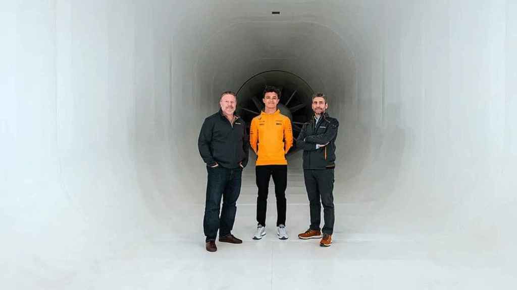 Zak Brown, Lando Norris y Andrea Stella, en el nuevo túnel de viento de McLaren