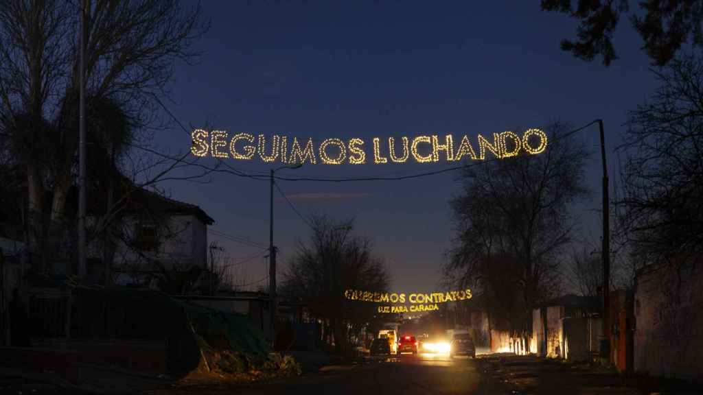 Las calles de Cañada Real, donde viven 4.000 personas, se iluminan con las reivindicaciones plasmadas por el colectivo madrileño (2021).