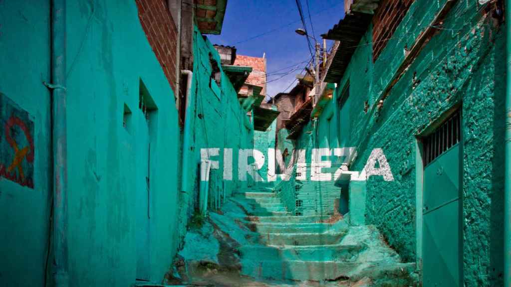 La palabra 'Firmeza', inscrita entre casas de una calle en São Paulo.