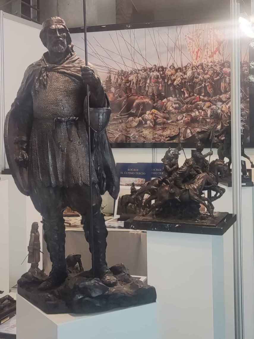 Escultura del Cid Campeador, en un puesto del acto de Vox con Milei