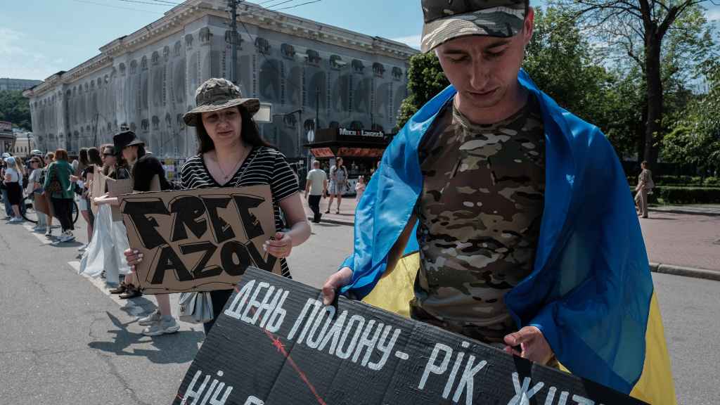 La manifestación para pedir la libertad de los prisioneros de Azovstal concentró a más de 1.500 personas en Kiev.