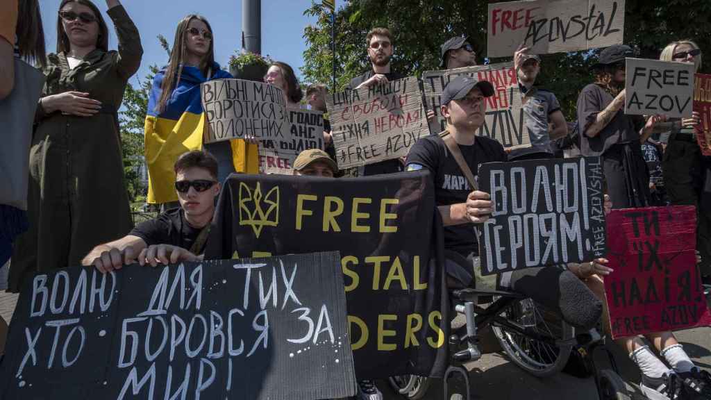 Asistentes a la manifestación celebrada en Kiev este domingo para pedir la libertad de los prisioneros de Azovstal.