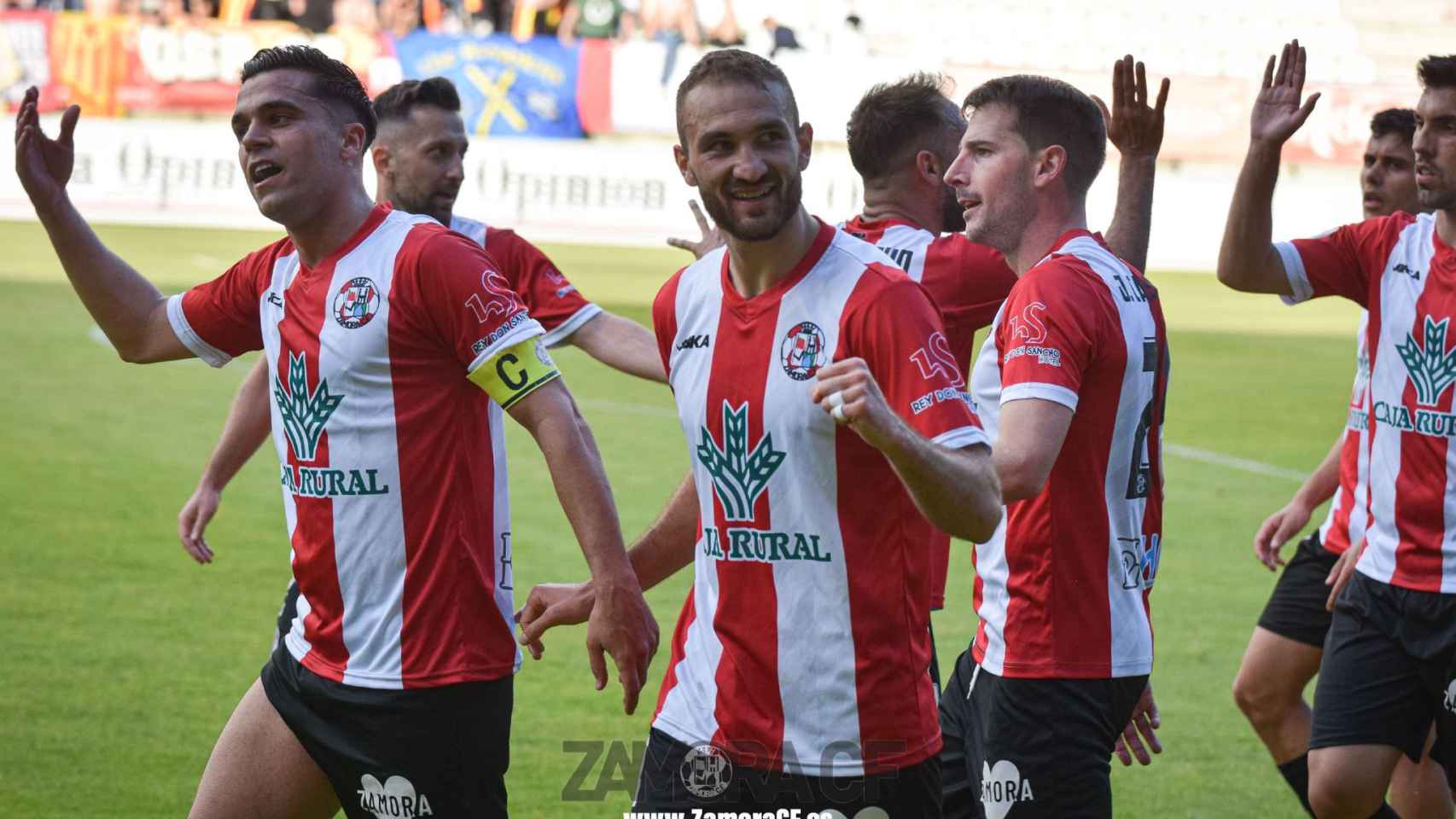 El jugador zamorano Cañizo celebra uno de los dos goles que ha realizado en el encuentro de este domingo frente al Sant Andreu