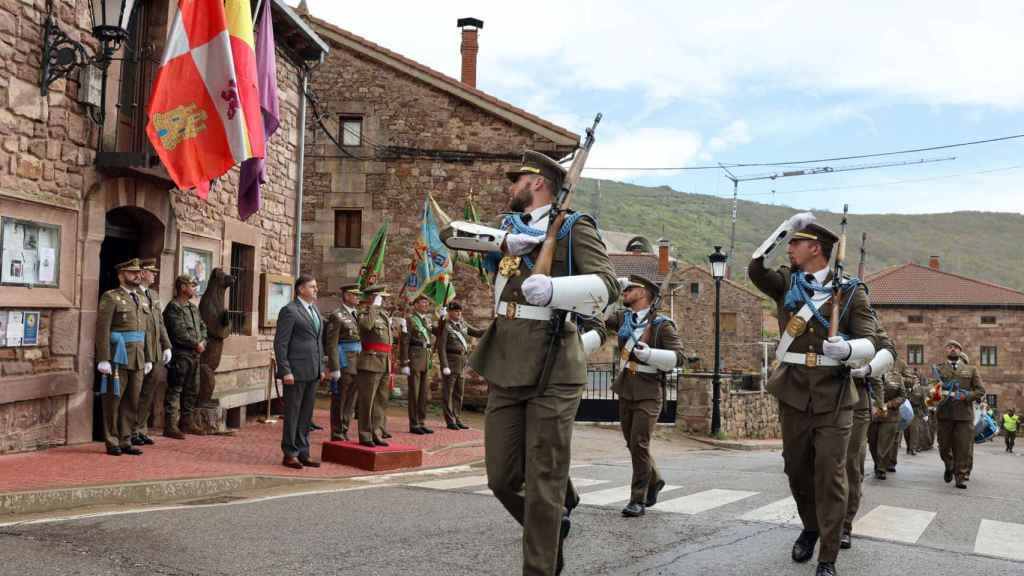 Homenaje a la bandera de España en el municipio palentino de Brañosera, este domingo.