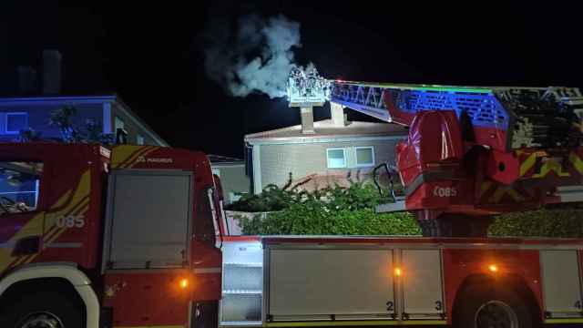 Imagen de los Bomberos sofocando el incendio.