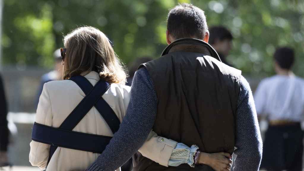 Margarita Vargas y Luis Alfonso se Borbón caminando juntos y abrazados en la hípica.