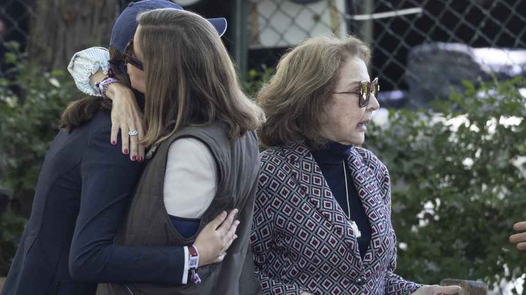 Margarita Vargas intercambiándose un abrazo con su hija, Eugenia.