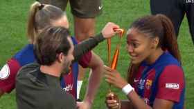 Salma Paralluelo recibe la medalla por un miembro del staff técnico del Barça.
