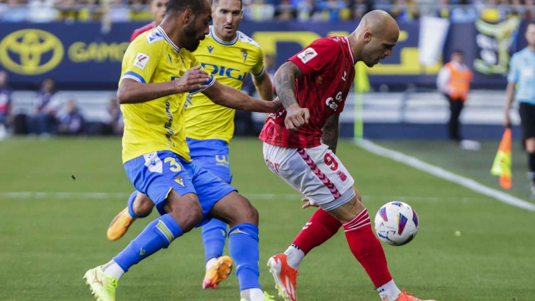 Sandro protege el balón en el partido ante el Cádiz.