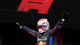 Verstappen celebra su victoria en el GP de Emilia Romagna.
