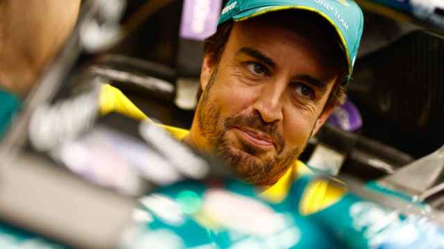 Fernando Alonso probando el asiento del Aston Martin en el circuito de Imola