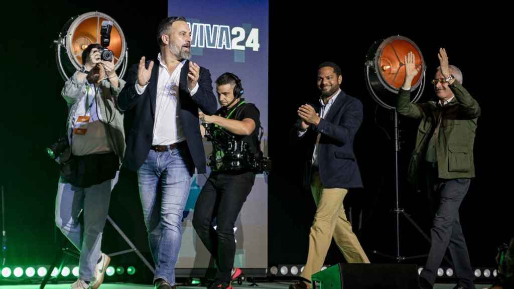 Santiago Abascal, Ignacio Garriga y José Antonio Ortega Lara, durante el acto celebrado este domingo en Vistalegre.