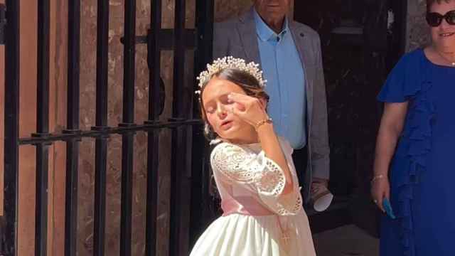 Vídeo de la pequeña Ylenia bailando tras celebrar la Primera Comunión.