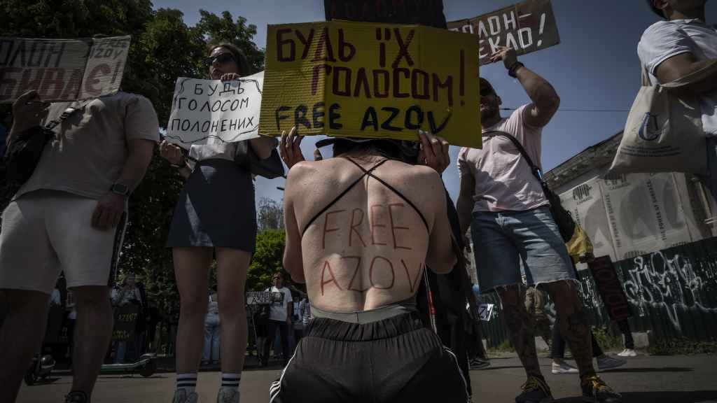 Una de las asistente a la manifestación celebrada en Kiev este domingo para pedir la libertad de los prisioneros de Azovstal.