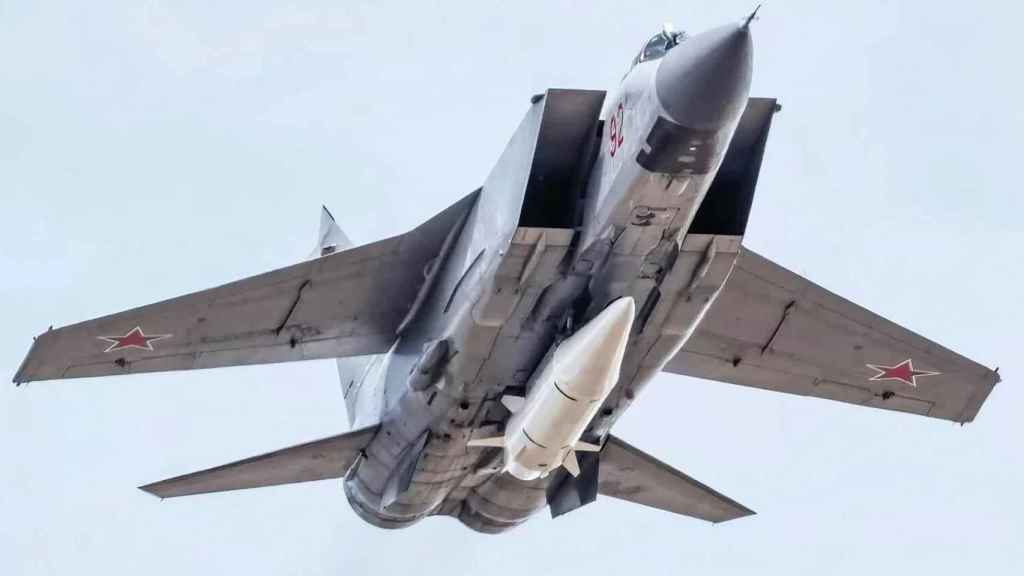 Caza MiG-31 con un misil hipersónico Kinzhal integrado