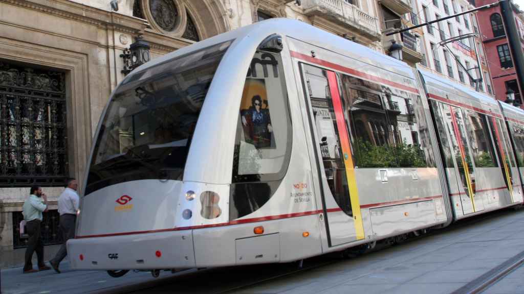 El Metrocentro, a su paso por la Avenida de la Constitución