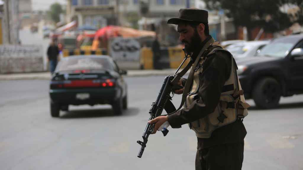 Un miembro de las fuerzas de seguridad afganas en un puesto de control en Kabul.