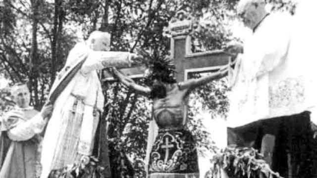 Coronación en 1955 de la réplica del Cristo de la Fe, destruida durante la Guerra Civil. EE