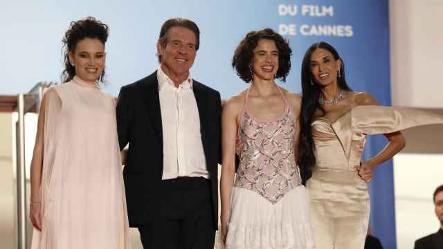 Coralie Fargeat, Dennis Quaid, Margaret Qualley y Demi Moore en el estreno de 'The Substance' en Cannes.  Foto: EFE/EPA/SEBASTIEN NOGIER