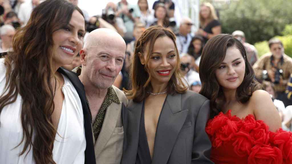 Karla Sofia Gascon, Jacques Audiard, Zoe Saldana y Selena Gomez presentan 'Emilia Pérez' en Cannes. Foto: EFE/EPA/SEBASTIEN NOGIER