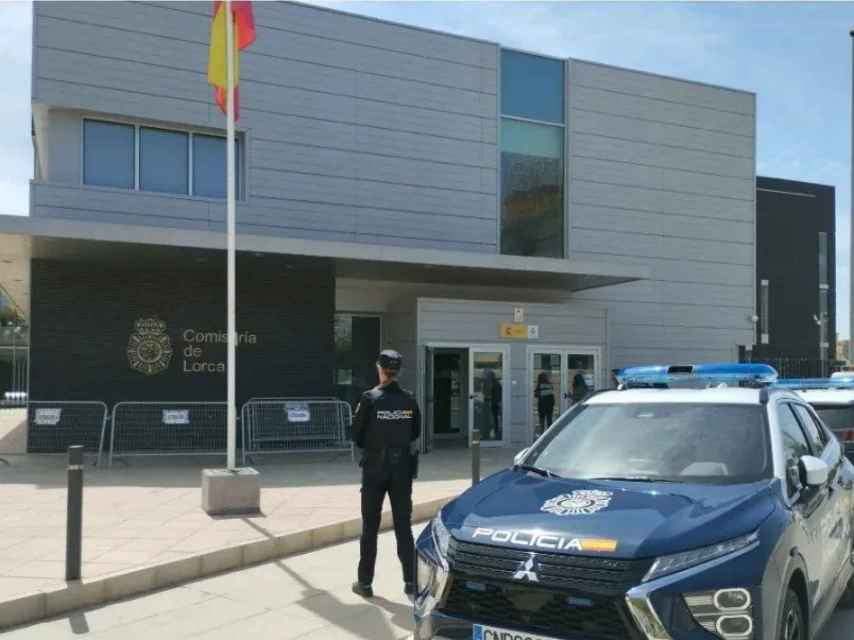 Un agente frente a la Comisaría de Policía Nacional de Lorca que ha asumido la investigación de este parricidio frustrado.