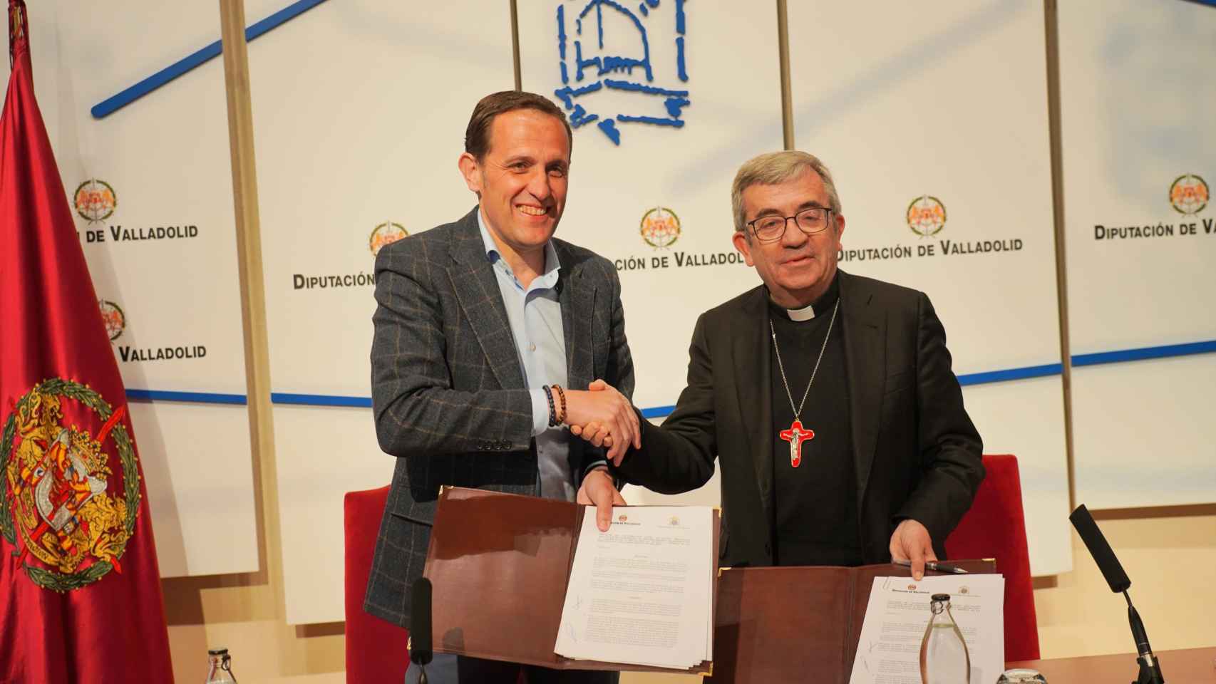 El presidente de la Diputación de Valladolid, Conrado Íscar, y el arzobispo de Valladolid, Luis Argüello, firman el convenio para la rehabilitación de iglesias y ermitas 2024-2025.