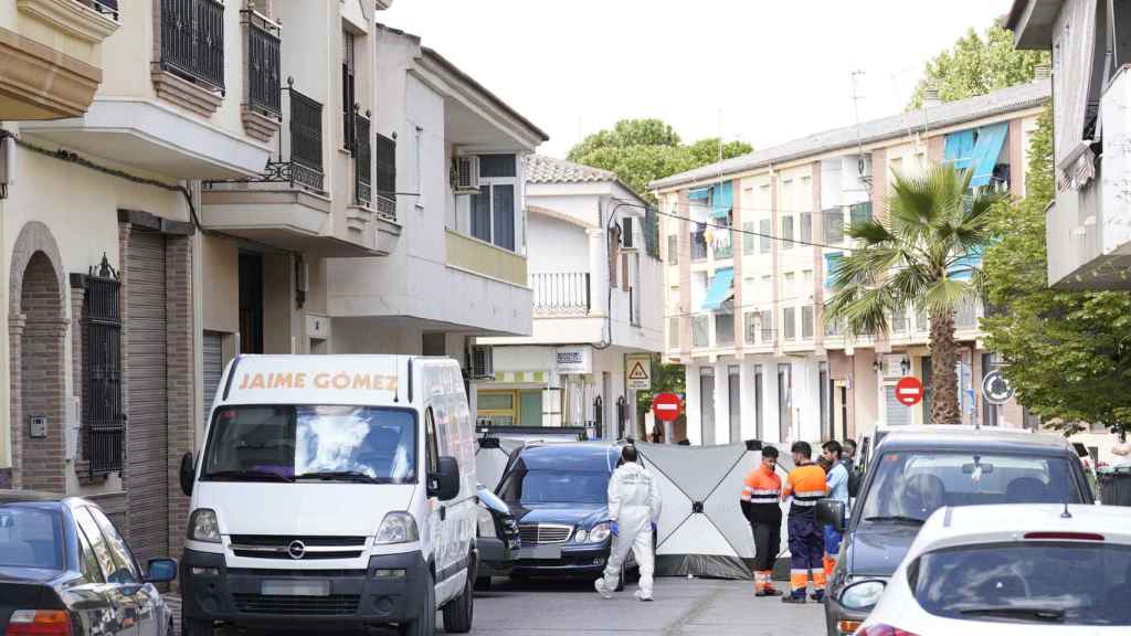 La Guardia Civil y los servicios funerarios en la puerta del domicilio donde se ha producido el asesinado.