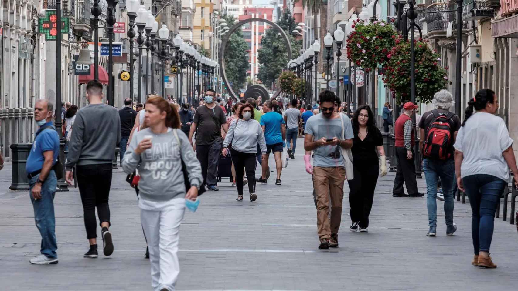 Imagen de archivo de personas paseando.