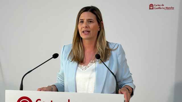 Carolina Agudo durante la rueda de prensa que ha ofrecido este lunes en las Cortes de Castilla-La Mancha.