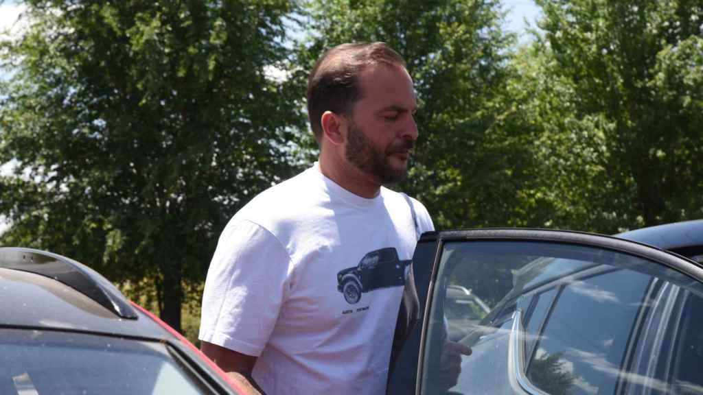 Antonio Tejado entra al coche tras abandonar la prisión.