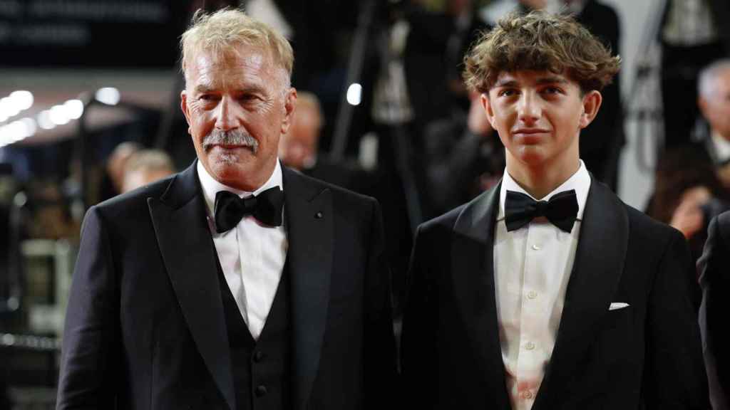 Kevin Costner y su hijo, Hayes Costner, anoche en la presentación de 'Horizon' en el Festival de Cannes. Foto: EFE/EPA/Sebastien Nogier