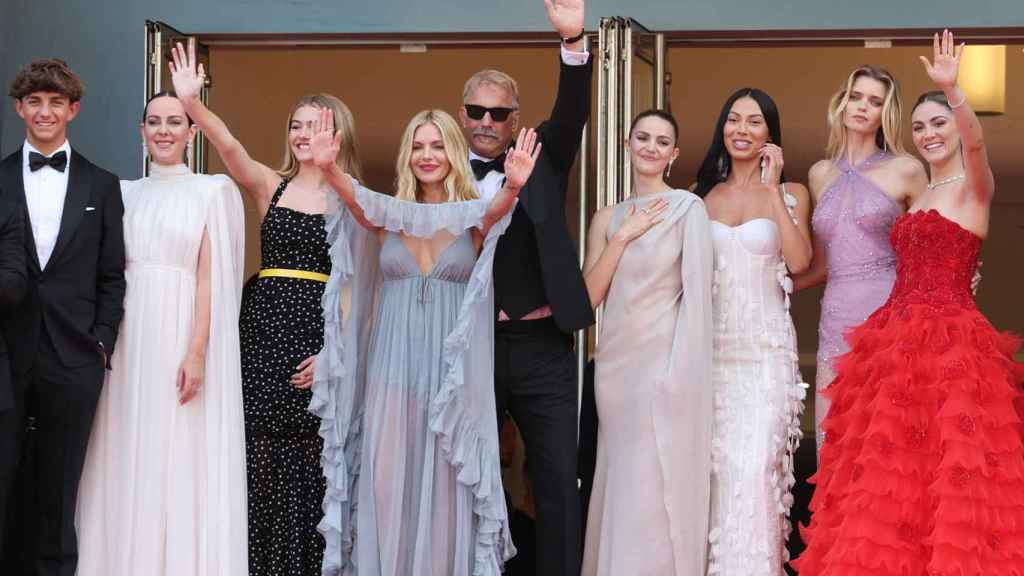 De izda. a dcha., Hayes Costner, Jena Malone, Georgia MacPhail, Sienna Miller, Kevin Costner, Ella Hunt, Wase Chief, Abbey Lee e Isabelle Fuhrman posan durante el estreno de 'Horizon' en Cannes, el domingo por la noche. Foto: EFE/EPA/André Pain