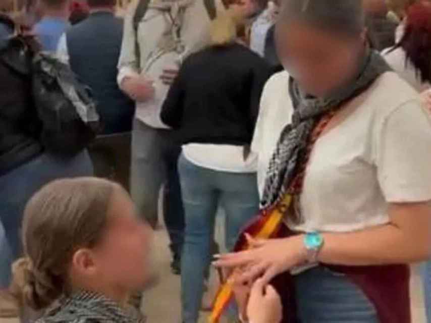 Una imagen de la pedida de mano de dos chicas frente a la Virgen del Rocío.